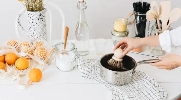 Maintenant, découvrez comment nettoyer un fond de casserole brûlée avec des ingrédients naturels comme le vinaigre blanc et le bicarbonate de soude.