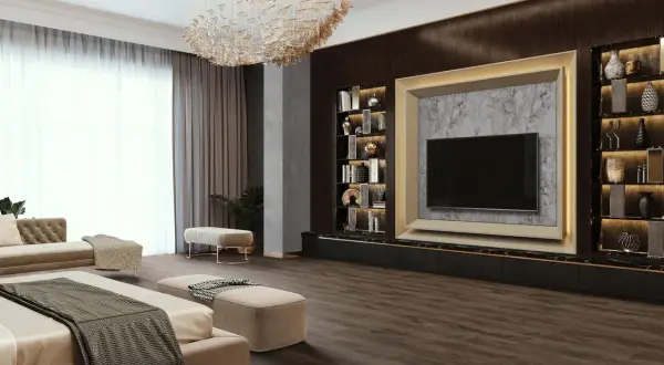 Elegancja i luksus w sypialni glamour inspiracje: złota rama TV, marmur, ciemne drewno, designerska lampa i wygodne meble.