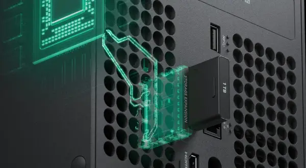 Xbox Series X Speichererweiterung: 1 TB Speicherkarte wird in die Konsole gesteckt. Mehr Platz für Spiele!