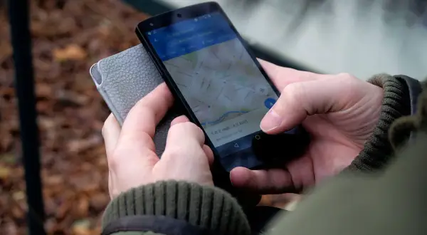 Ustawianie Google Maps na ciężarówki jest proste. Na ekranie telefonu widzimy mapę i trasę, która pomoże w nawigacji.