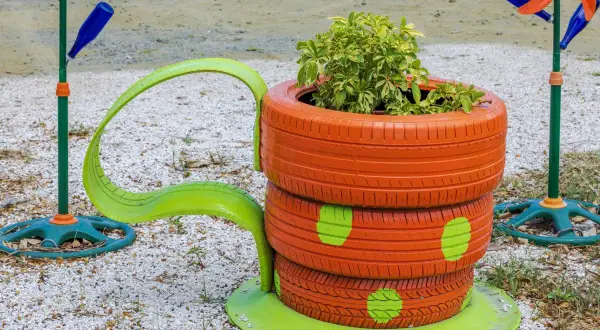 Opony w ogrodzie: 30+ kreatywnych pomysłów DIY i porad