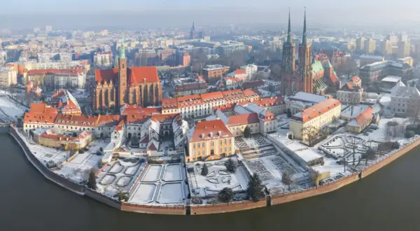 Zimowy Wrocław zachwyca! Spacer po zaśnieżonym Ostrowie Tumskim to świetny pomysł na to, co robić we Wrocławiu zimą.