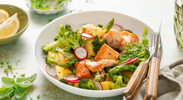 Ensalada de salmón con brócoli, patatas y espárragos. Una opción saludable y deliciosa para tus recetas con brócoli.
