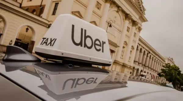 Zastanawiasz się, ile kosztuje licencja taxi? Na dachu samochodu Uber widać napis "TAXI".