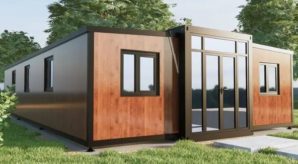 Casa moderna con revestimiento de madera compuesta, ventanas negras y puerta de cristal.