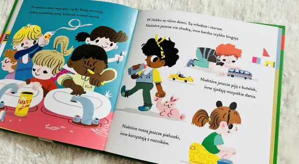 Kolorowa książka z przedszkola pokazuje dzieci myjące zęby, pijące z butelek i korzystające z nocników. To urocza praca plastyczna.