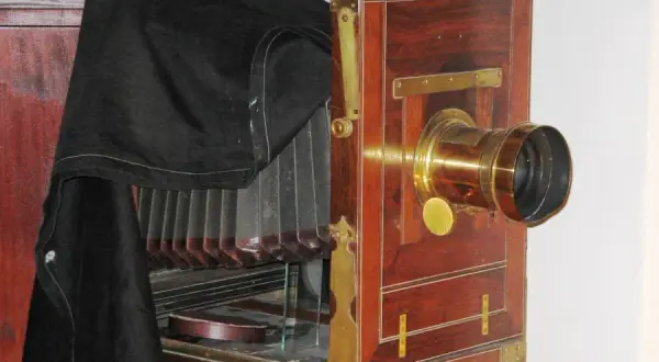 Kiedy wynaleziono aparat fotograficzny? Historia od camera obscura do cyfry