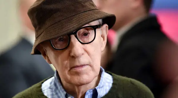 Woody Allen, med sin karaktäristiska hatt och glasögon, påminner om hans många filmer.