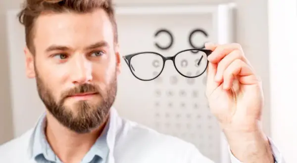 Okulista czy optometrysta? Kto lepiej dobierze okulary?