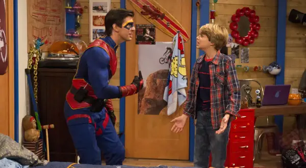 Captain Man und Kid Danger im Zimmer. Die besetzung von Henry Danger ist hier in Aktion.