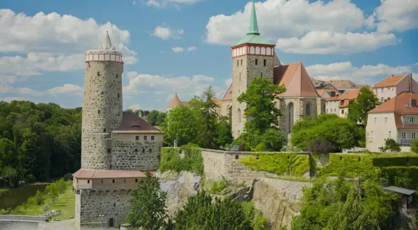 Burg und Kirche auf einem Felsen thronend, ein malerisches Bild der Ausflugsziele Oberlausitz.