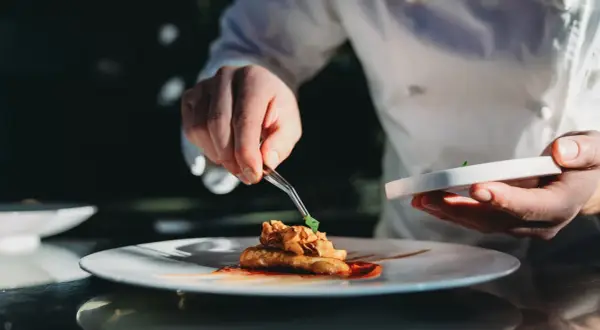 Un tocco finale su un piatto gourmet, come solo i chef stellati italiani sanno fare.