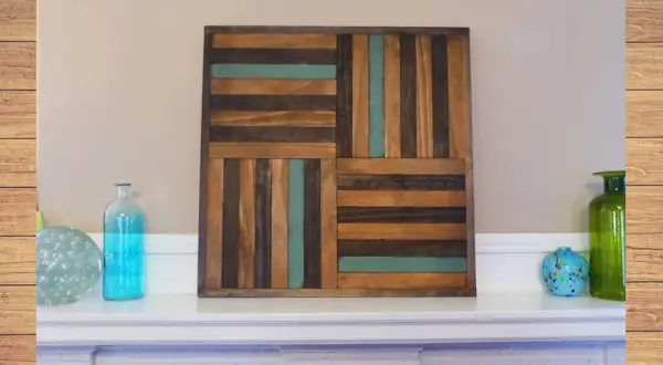 Magnifique peinture sur bois art, un assemblage de lattes de bois aux teintes variées, rehaussé de touches turquoise.