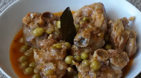 Osobuco de pavo tierno y jugoso, cocinado a fuego lento con guisantes y una hoja de laurel.
