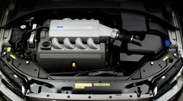 Potężny silnik Volvo 4.4 V8 Yamaha, serce szwedzkiej bestii, gotowe do akcji.
