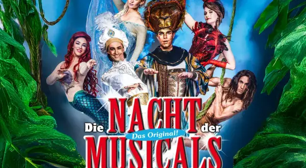 Die Nacht des Musicals: Charaktere aus verschiedenen Musicals wie Arielle, Tarzan und eine Eisprinzessin posieren vor üppigem Grün.