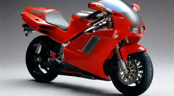 La icónica Honda NR 750, una obra maestra roja de ingeniería, lista para la velocidad.