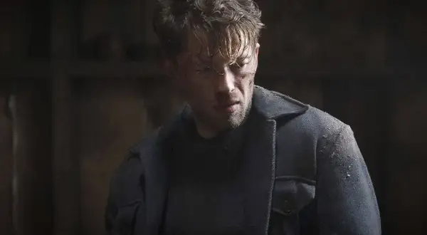En man med smutsiga kindben och rufsigt hår tittar ner. Kanske en scen från en ny film på SVT Play.