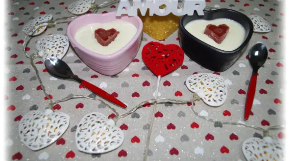 Deux panna cotta au mascarpone, décorées de cœurs, sur une nappe à cœurs. Parfait pour une recette panna cotta mascarpone.