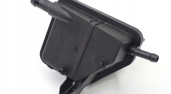 Zbiornik płynu do wspomagania kierownicy do Seat Leon 2. Czarny plastikowy element z dwoma króćcami i oznaczeniami producenta.