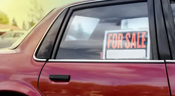 Czerwony samochód z tabliczką "FOR SALE" na szybie. Czekam na nowego właściciela, może to Ty? EBR rejestracja.
