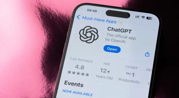 Na ekranie telefonu widoczna jest strona aplikacji ChatGPT, która jest oficjalną aplikacją od OpenAI. Możesz ją pobrać za darmo.