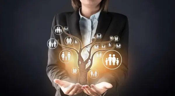 Arbre généalogique lumineux avec des icônes de familles, symbolisant myheritage fr.