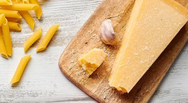 Co to jest parmezan? Poznaj sekrety tego wyjątkowego sera