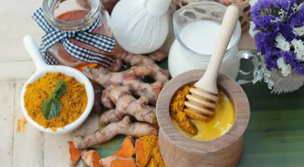 Curcuma fresca, latte, miele e fiori: scopri come usarla per un rituale di benessere.