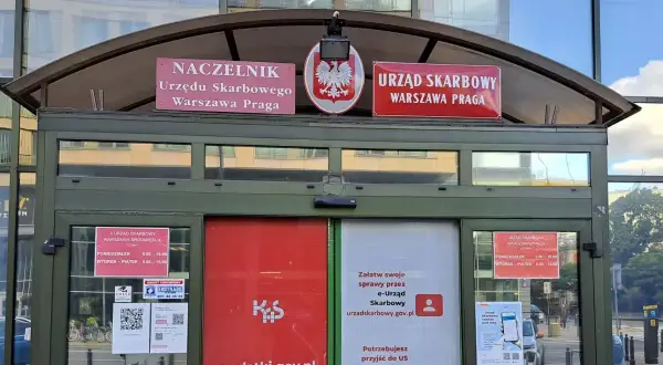 Jak określić właściwy urząd skarbowy? Na budynku widnieje napis "Urząd Skarbowy Warszawa Praga" oraz informacje o godzinach otwarcia.