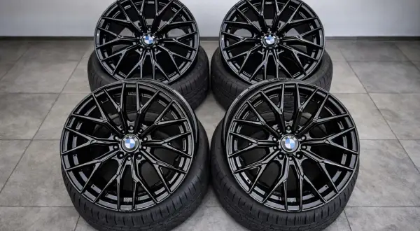 Cztery czarne felgi aluminiowe BMW z oponami. Sprawdź aktualną cenę aluminium felgi dla swojego auta.