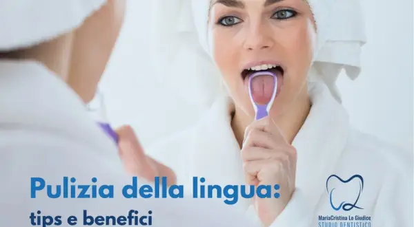 Donna in accappatoio usa un puliscilingua viola, scoprendo i benefici della pulizia della lingua per un alito fresco e una migliore igiene orale.