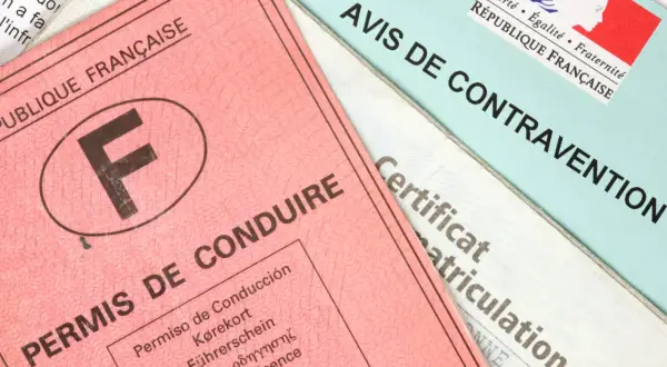 Permis de conduire français, certificat d'immatriculation et avis de contravention. Un vice de forme sur ce dernier pourrait annuler la contravention.