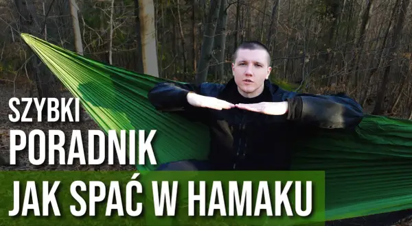 Mężczyzna w lesie pokazuje, jak wygodnie spać w hamaku. Szybki poradnik.
