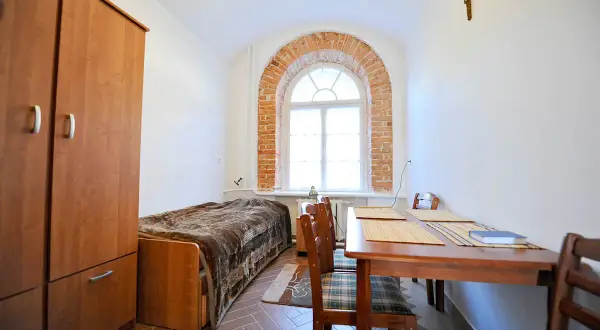Prosty pokój w klasztorze w Staniątkach. Noclegi w klasztorze oferują spokój i przystępny cennik.