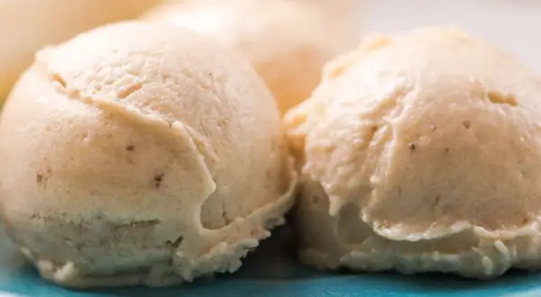 Kremowe lody owocowe w domu: przepisy, triki na idealną konsystencję