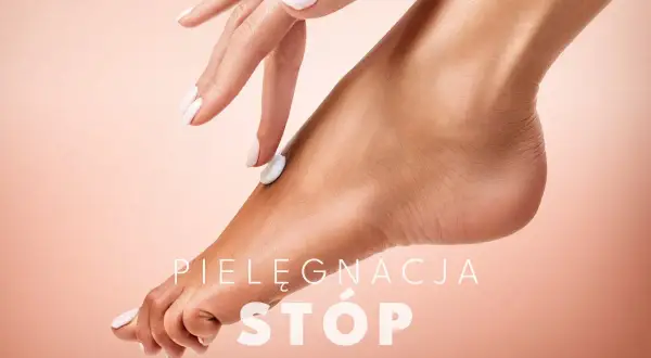 Delikatna dłoń nakłada krem na stopę, pokazując, jak dbać o pięty i całą pielęgnację stóp.