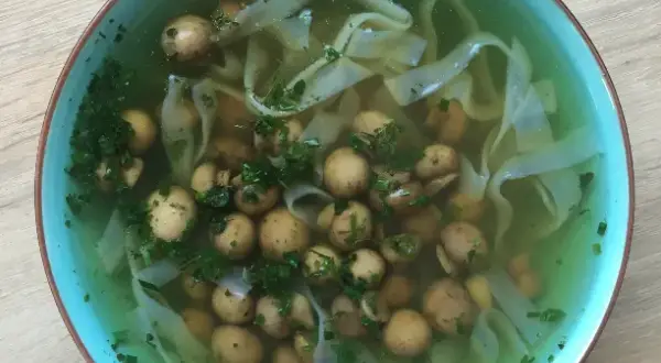 Ile kcal ma zupa pieczarkowa? Sprawdź kalorie i odchudź przepis!