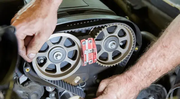 Mechanik precyzyjnie ustawia rozrząd w aucie, dbając o każdy detal paska i kół zębatych.