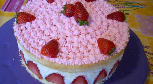 Gâteau fraisier mascarpone, une délicieuse recette avec une génoise moelleuse, crème onctueuse et fraises fraîches.