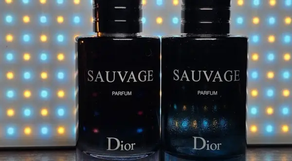 Dwa flakony perfum Sauvage Dior Parfum na tle kolorowych świateł.