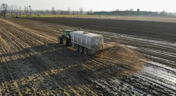Jakie są przepisy dotyczące odległości wylewania gnojowicy od budynków?