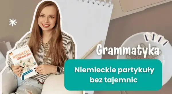 Uśmiechnięta kobieta trzyma podręcznik "Niemiecki GRAMatyka". Obok tekst "Gramatyka Niemieckie partykuły bez tajemnic".
