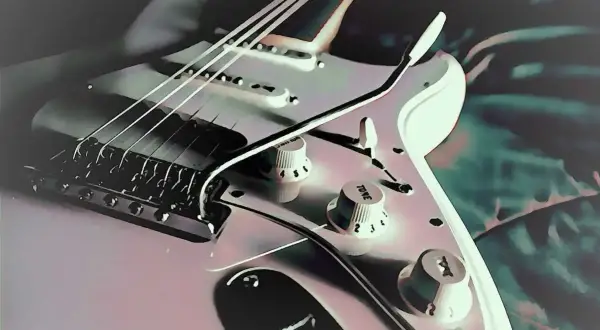 Biała gitara elektryczna, dzieło Leo Fendera, z widocznymi strunami, mostkiem i pokrętłami.