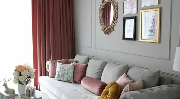 Co nad kanapą w salonie? Pomysły, trendy i praktyczne porady