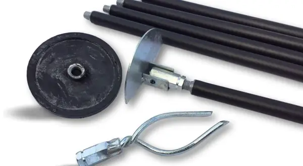 Ensemble d'outils pour déboucher tuyau PVC : plusieurs sections noires, une ventouse, et une tête métallique en forme de crochet.