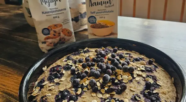 En blåbärskaka med havregryn och teffmjöl istället för havregryn. Perfekt för en glutenfri frukost eller fika.