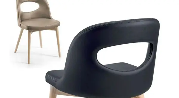 Sedie moderne in pelle nera e cuoio beige, con gambe in legno. La differenza cuoio e pelle è evidente nella texture.