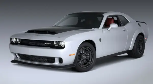 Srebrny Dodge Challenger SRT Demon 170 z czarną maską i dachem, czerwonym wnętrzem, gotowy do szaleństwa na torze.