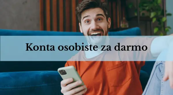 Młody mężczyzna z telefonem cieszy się z darmowych kont osobistych. Różne rodzaje kont bankowych dostępne online.